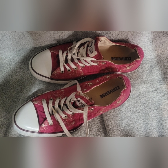 Women's Converse size 11 shoes dark red with gold stitching - Picture 2 of 4